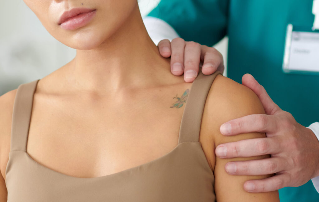 shoulder palpation by shoulder specialist